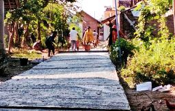 Pemerintah Pekon Pujiharjo Bangun Infrastruktur Jalan Rabat Beton Melalui ,ADD Tahap 1 Tahun 2025