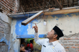 Bupati Sidoarjo Subandi Kunjungi Rumah Tidak Layak Huni di Bluru Kidul dan Magersari