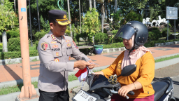 Polresta Banyuwangi Berbagi Bendera Merah Putih Sambut HUT Kemerdekaan RI ke - 80