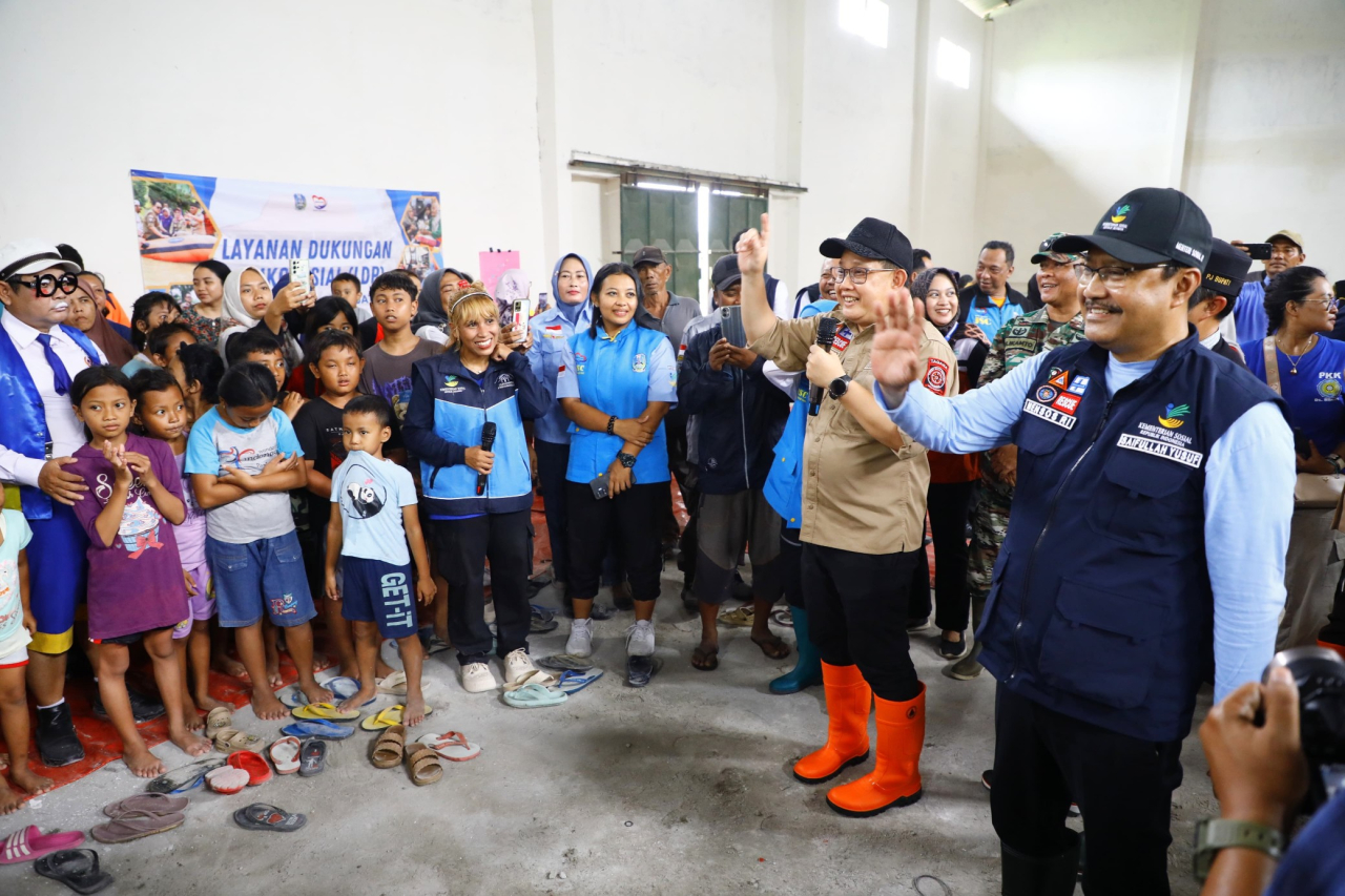 Pj. Gubernur Jatim Dampingi Mensos Tinjau Banjir di Jombang dan Mojokerto