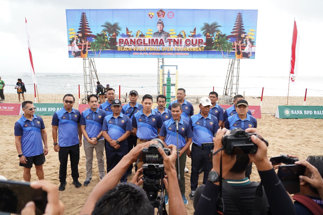 Pangdam Zamroni Buka Turnamen Voli Pantai di Sanur