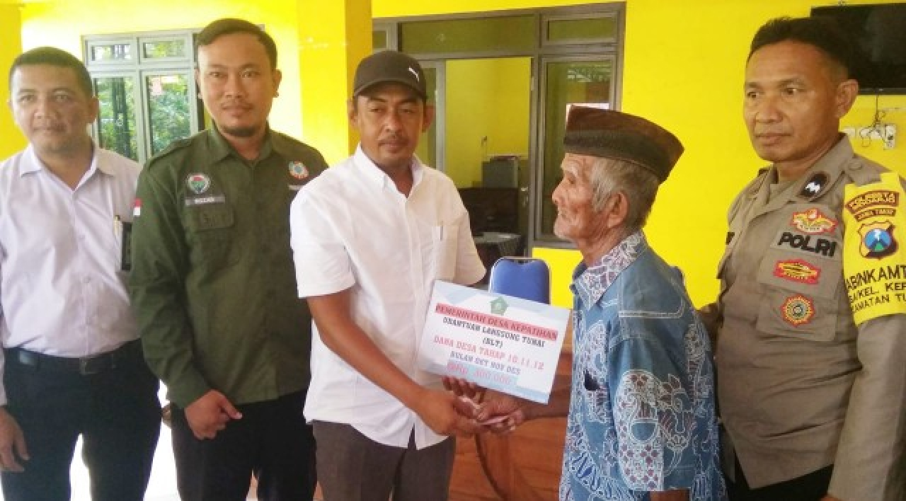 Pemdes Kepatihan Bagikan BLT DD Periode Oktober Hingga Desember