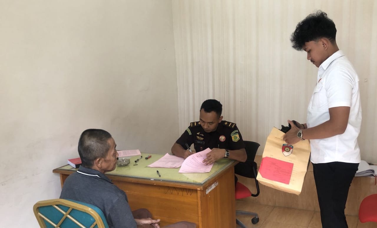 Satreskim Polres Tanggamus Limpahkan Tersangka Dugaan Pembunuhan Berencana Di Gisting Ke Kejaksaan