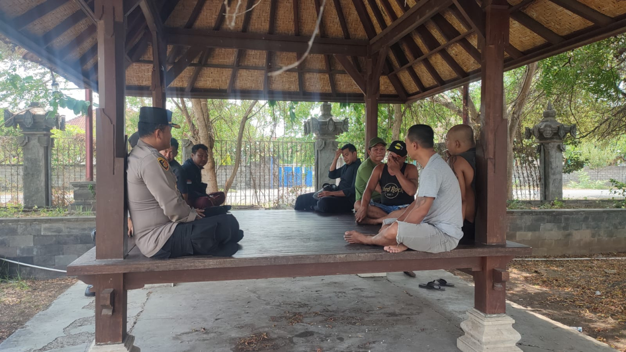 Kapolsek Gilimanuk Ajak Warga Wujudkan Ketahanan Pangan Melalui Program Jumat Curhat