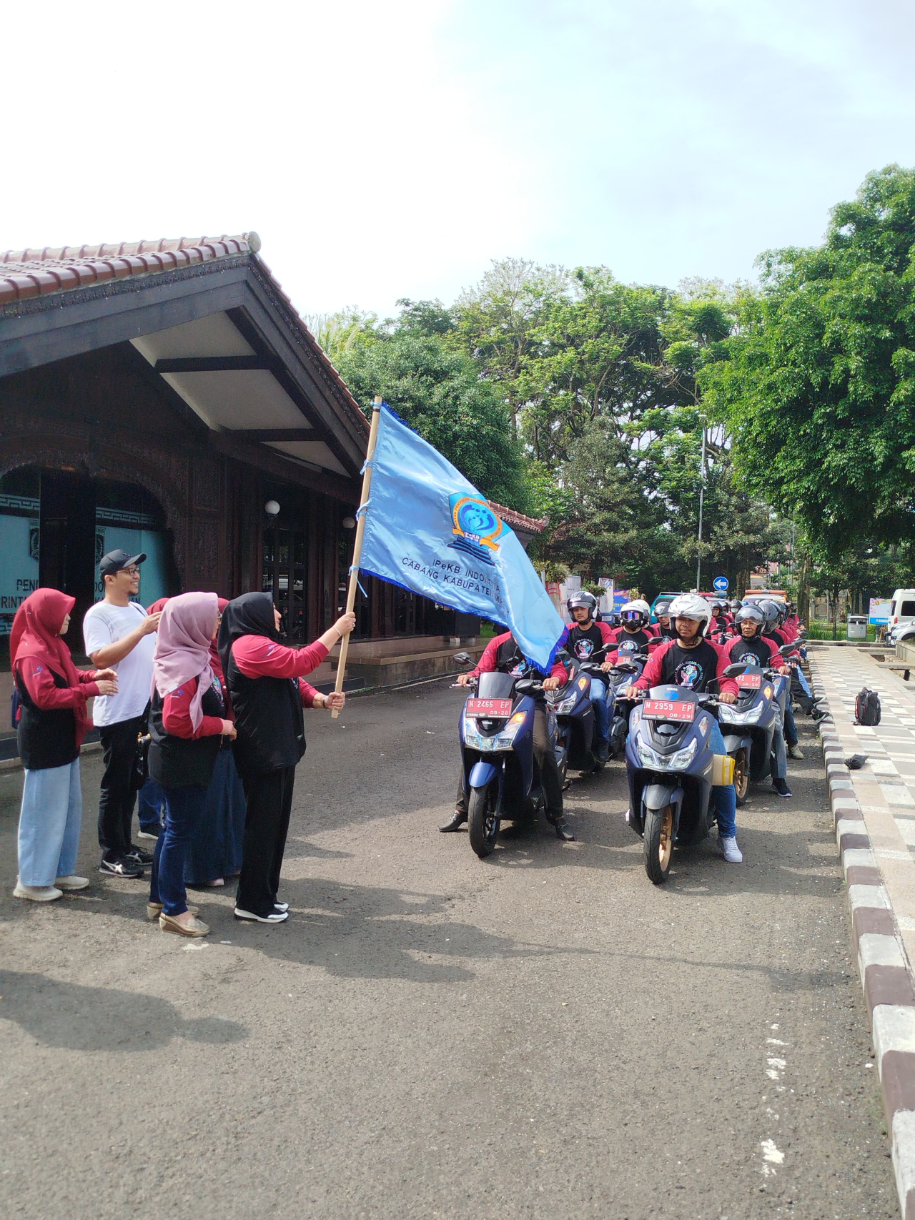 170 ORANG IPeKB KABUPATEN MALANG GELAR TOURING dan BAKSOS