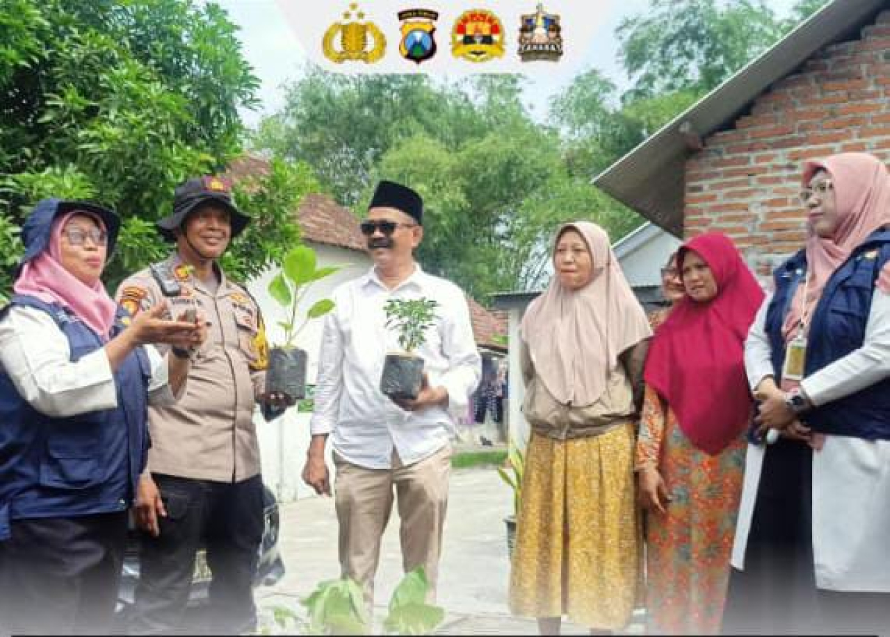 Kapolsek Balong Bendo Bersama Kades Kemangsen  Berikan Penyuluhan Bibit Cabai dan Terong