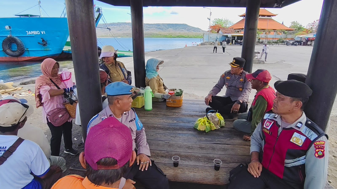 Wujudkan Ketahanan Pangan, Kapolsek Gilimanuk Jalin Komunikasi dengan Pedagang Asongan melalui Program &amp;quotJumat Curhat&amp;quot