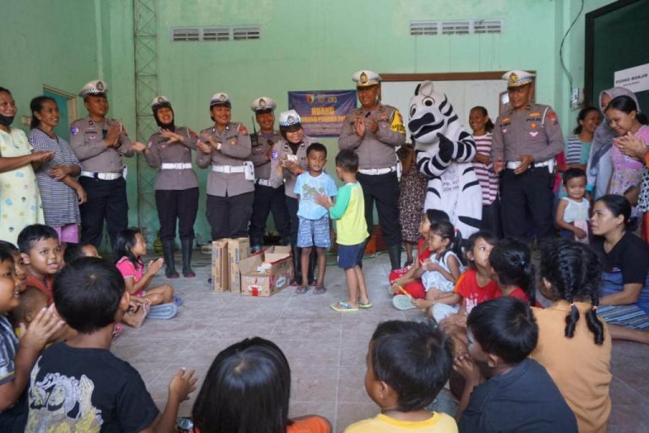 Satlantas Polres Jombang Berhasil Meringankan Beban Korban Bencana Banjir