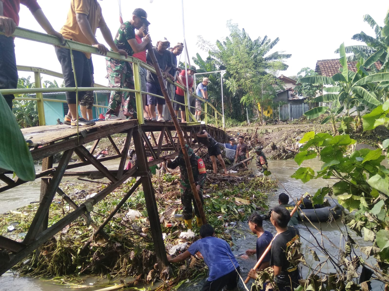 Koramil 0816/12 Gelar Karya Bakti Hari Juang Kartika 2024 Terjun Bersihkan Sampah&amp;039 Sungai