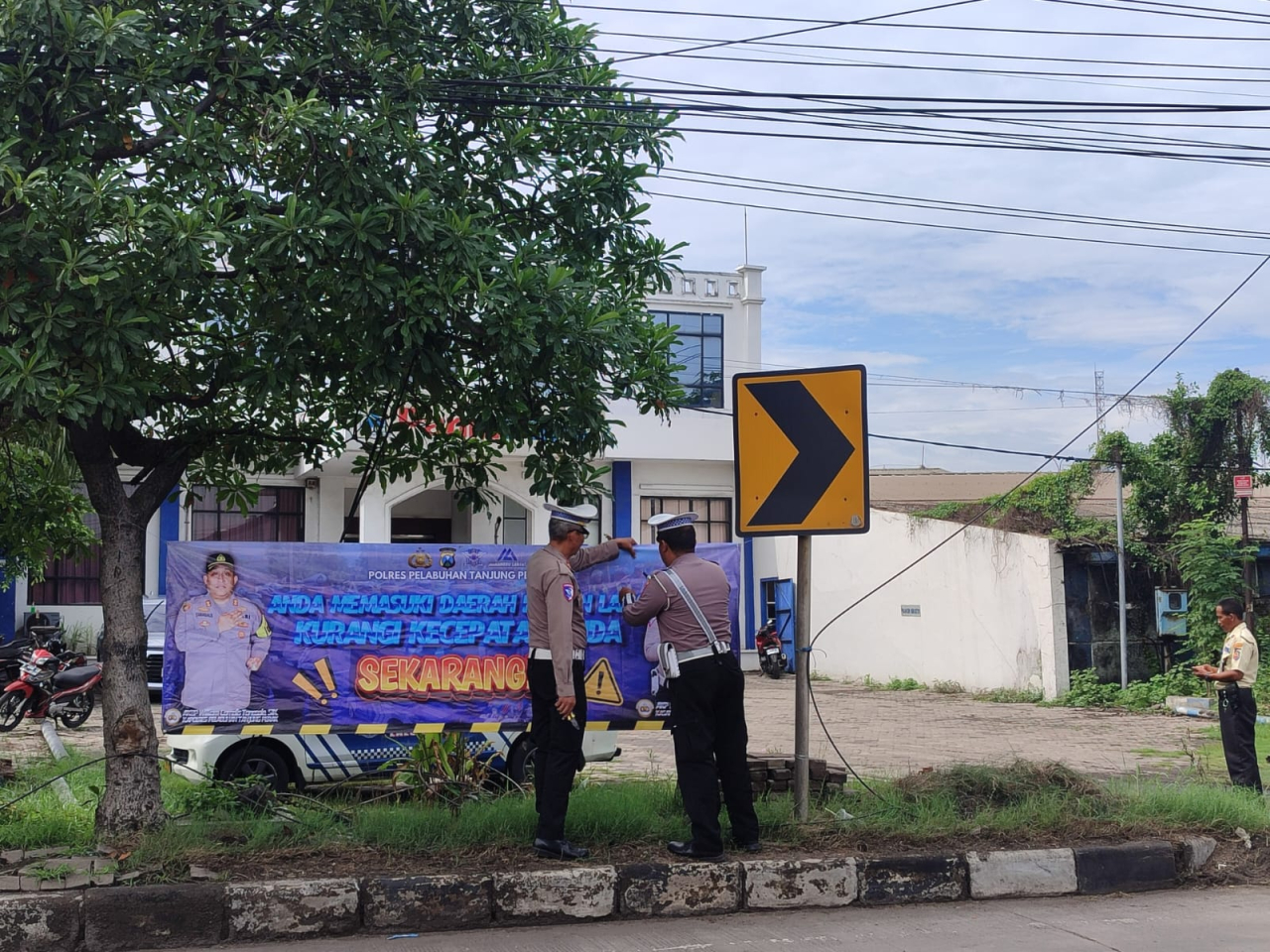 Polres Pelabuhan Tanjungperak Pasang Rambu di Jalur Black Spot