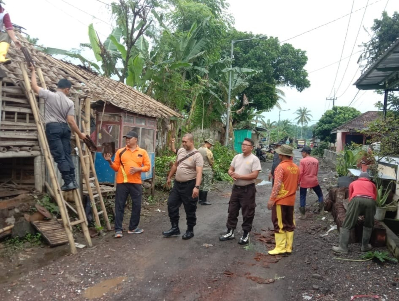 Gercep Polisi Tangani Banjir di Jember Perlancar Lalin hingga Bersihkan Rumah Warga Terdampak