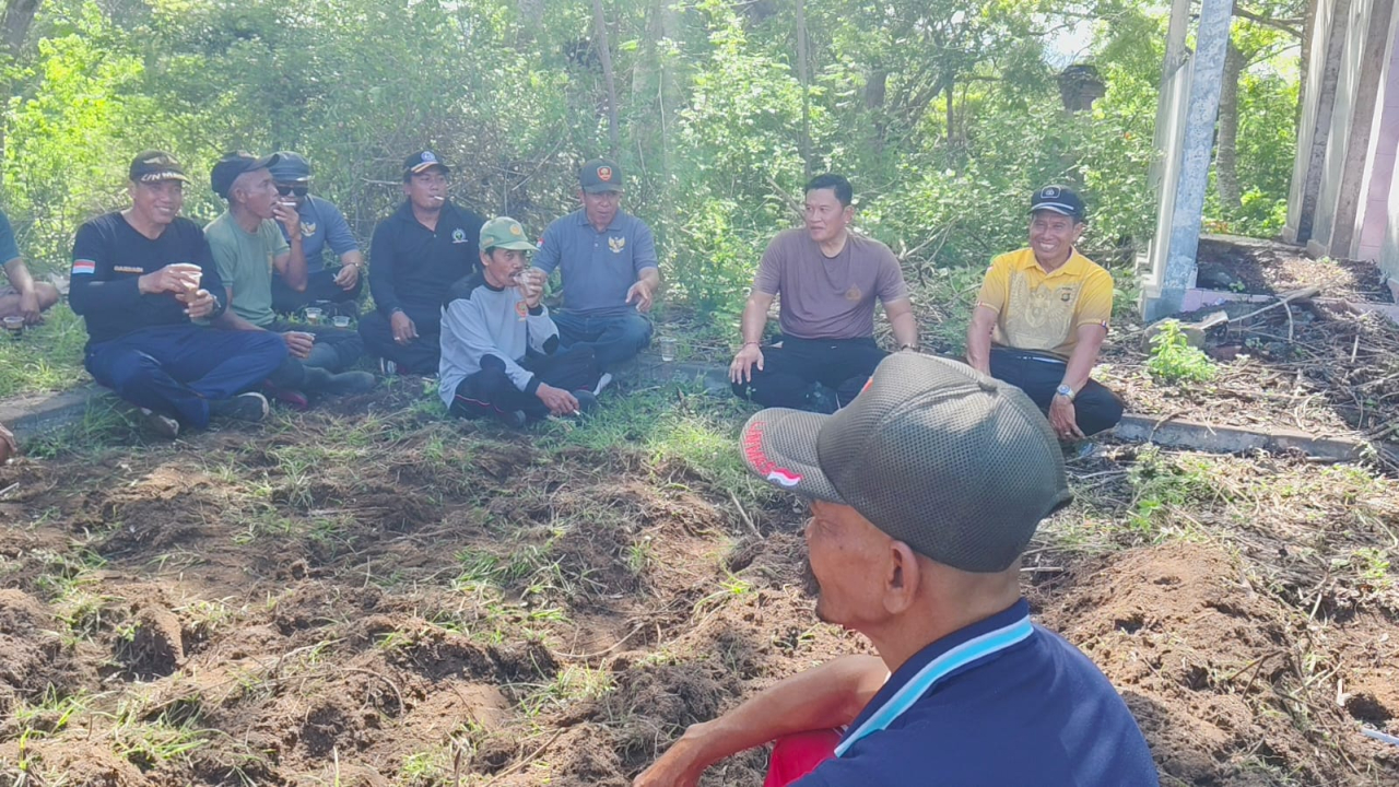 Kapolsek Gilimanuk Padukan Gotong Royong Ketahanan Pangan dengan Program “Jumat Curhat”