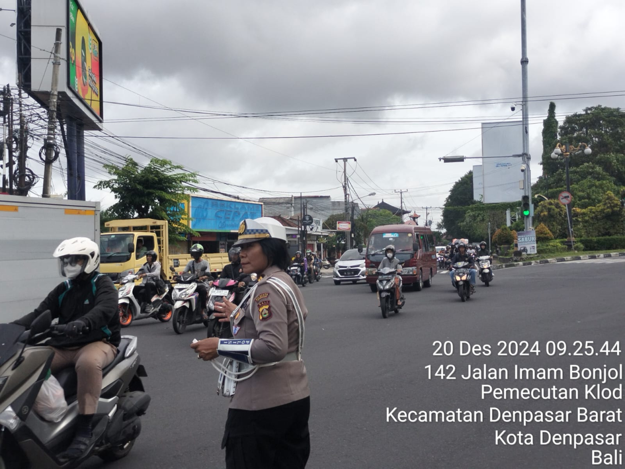 Kehadiran Polantas Polsek Denpasar Barat Jaga Kelancaran di Jam Sibuk, Lakukan Pengaturan Lalu Lintas