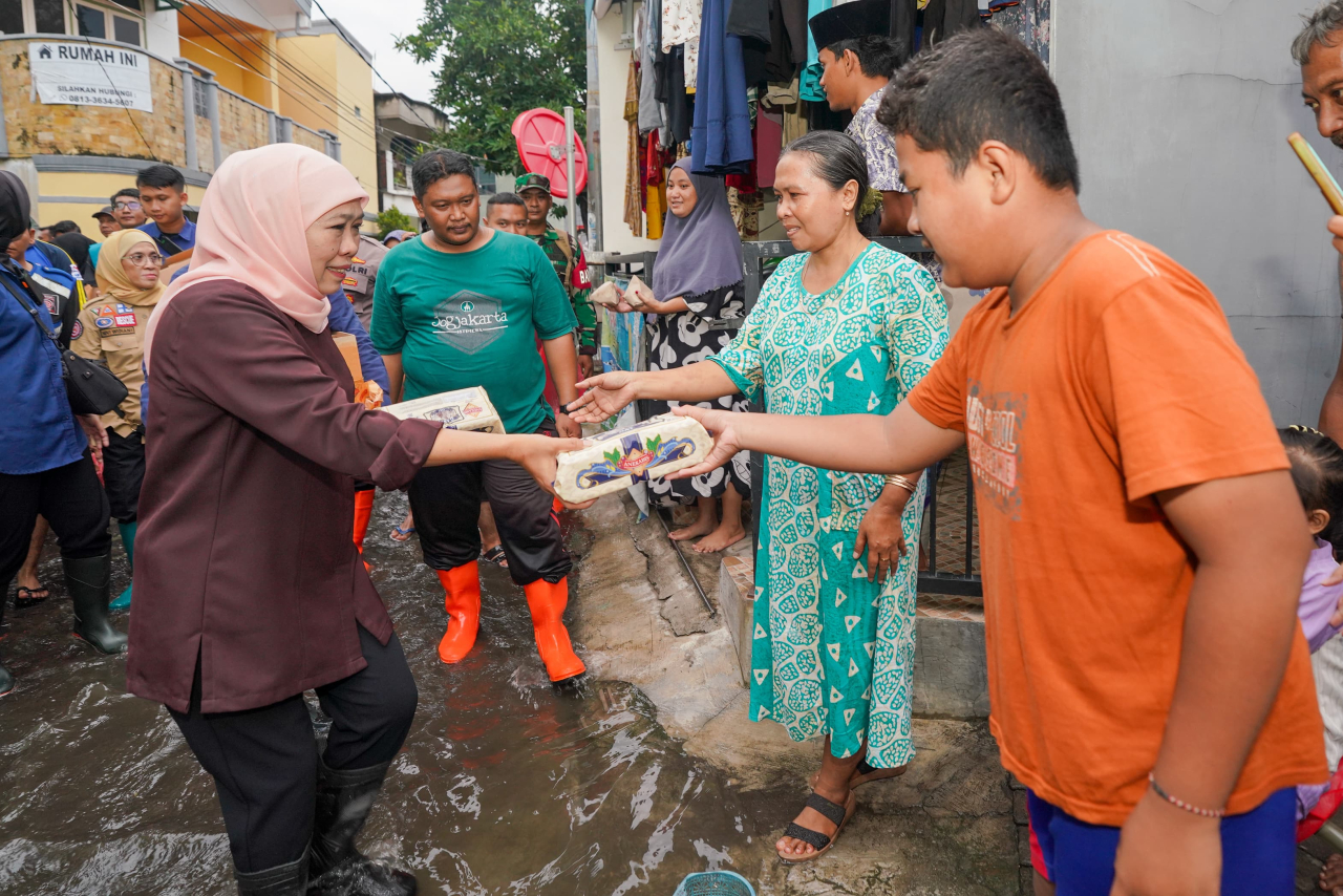 Khofifah Tinjau Banjir di Waru Sidoarjo