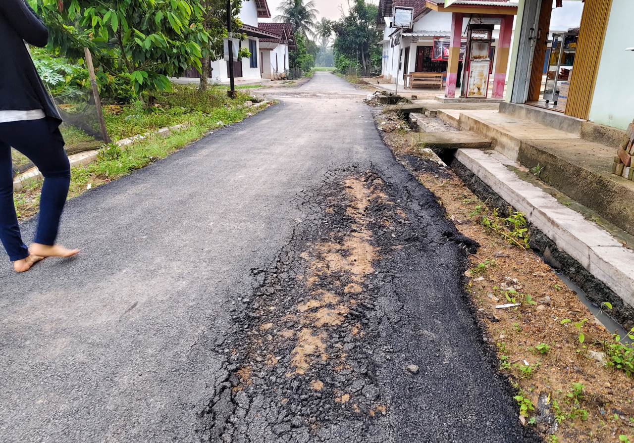 Bisa Di Juluk Roro Jonggrang &amp;quot Baru Genap Satu Bulan, Jalan Aspal di Jatirejo Candiretno Sudah Banyak yang Rusak