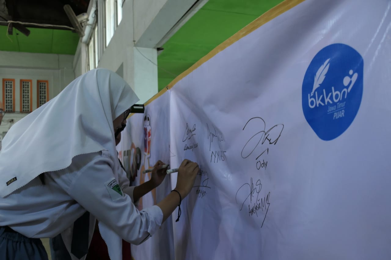 Antusias Siswa SMKN2 Surabaya Hadiri Deklarasi Stop Pernikahan Dini