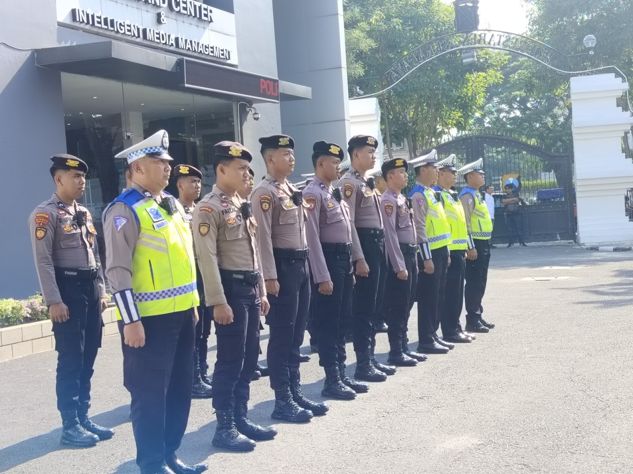 Polisi Surabaya Dibekali Alat Body Cam Saat Bertugas