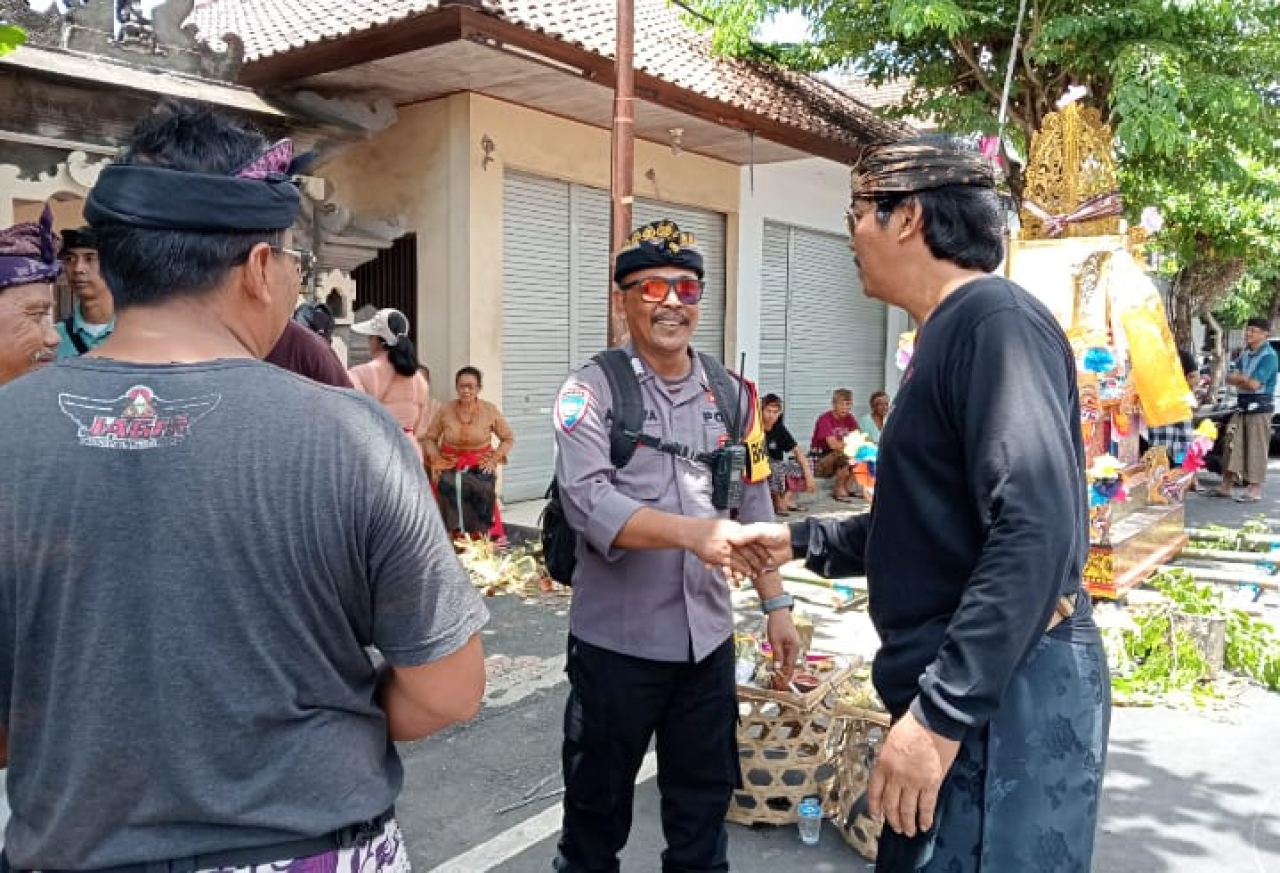 Awali Tugas Sebagai Bhabinkamtibmas: Bripka I Wayan Artawa Langsung Terjun ke Wilayah, Amankan Upacara Ngaben