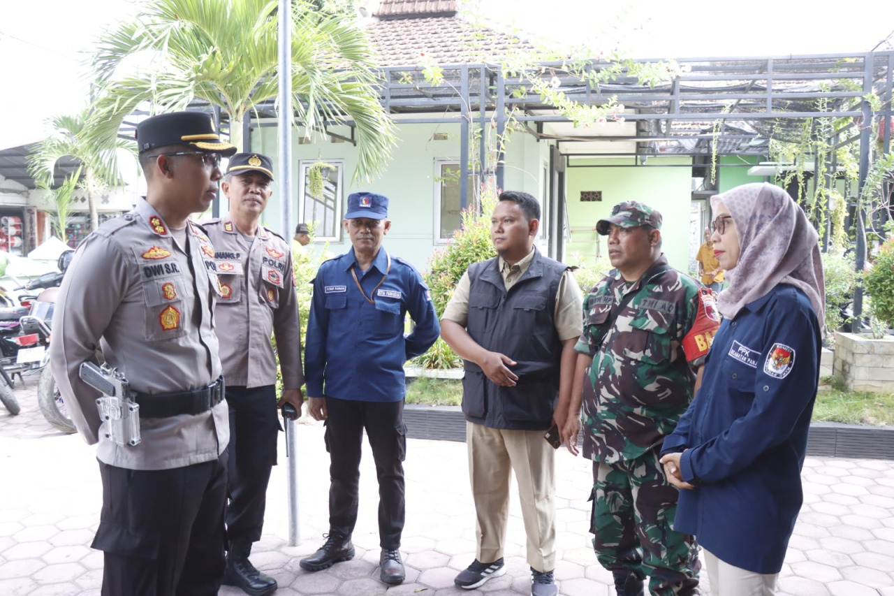 Kapolres Situbondo Tinjau Pengamanan Rekapitulasi Penghitungan Suara di PPK