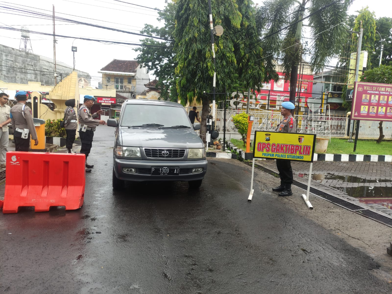 Operasi Keselamatan Semeru, Propam Polres Situbondo Periksa Kelengkapan Berkendara Anggota