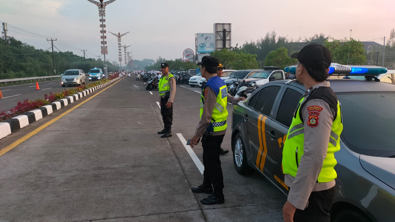 Ribuan Warga Pedungan Laksanakan Melasti, Polsek Benoa Berikan Pengamanan .