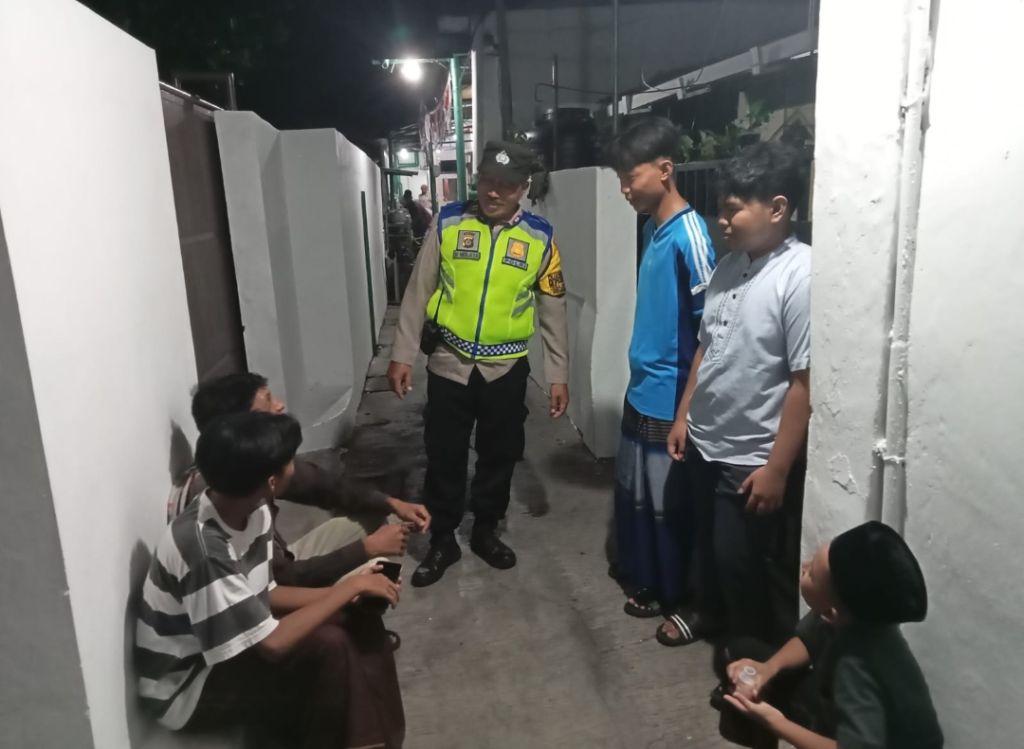 Sembari Menjaga Sholat Tarawih Personil Polsek Denbar Himbau ABG Hindari Perang Sarung