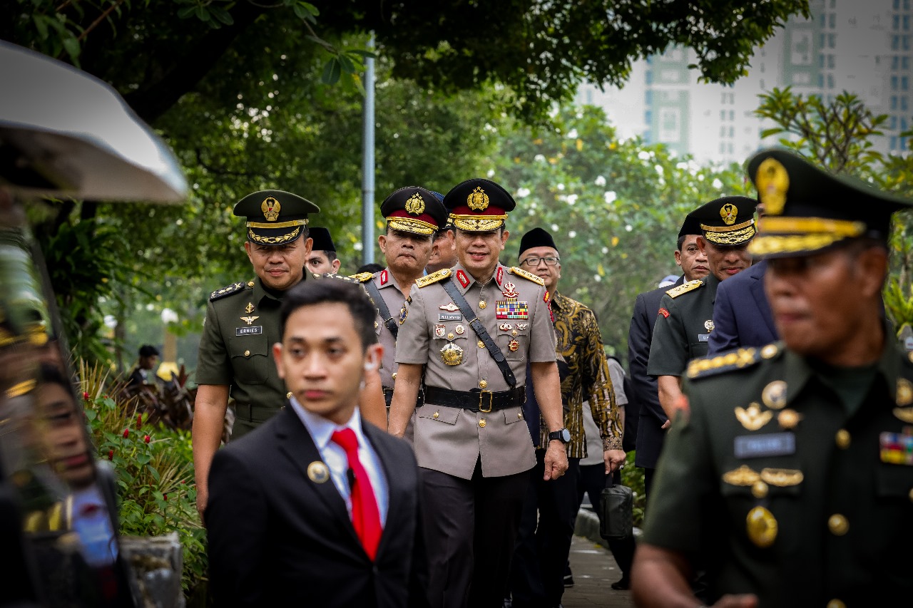 Jelang HUT 78 BSSN Komjen Pol Drs. Putu Jayan Danu Putra Dampingi Kepala BSSN Ziarah Tabur Bunga di Kalibata